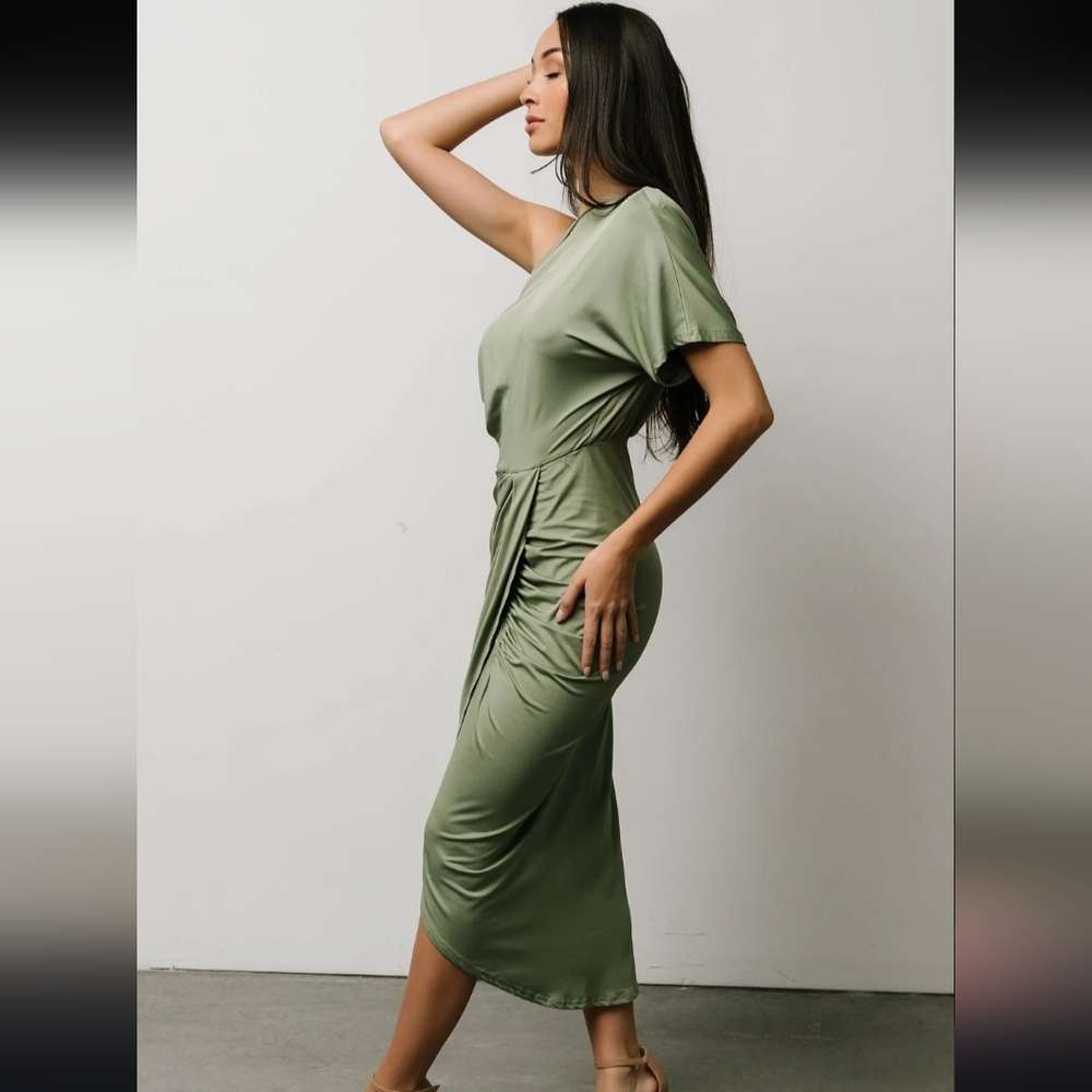 Elegant One-Shoulder Green Dress - Picture 15 of 16